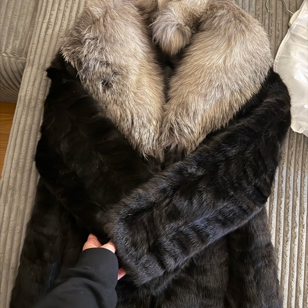 Luxurious Black and Gray Mink Fur Coat with Arctic Fox Collar, S/M, Never Worn